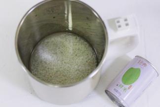 紫薯去皮，用刀切小块。