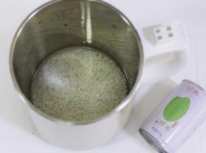 紫薯去皮，用刀切小块。