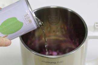 接着加入清水。