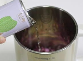 接着加入清水。