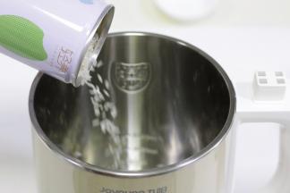 往豆浆机内倒入60克稻花香米。