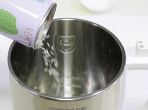 往豆浆机内倒入60克稻花香米。