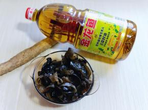 准备食材，干木耳提前用冷水泡发。