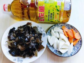 泡发的木耳去根，撕小块，山药戴上手套去皮，切菱形块！胡萝卜去皮切菱形块。
