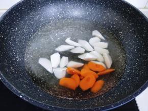 山药胡萝卜8秒捞出。