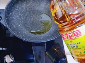 锅中加入金龙鱼强化维生素A菜籽油。