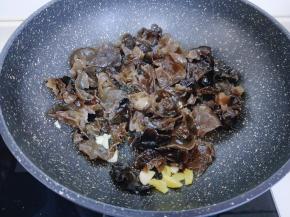 加入切好的姜蒜炒香，下木耳快速翻炒。