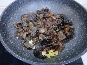 加入切好的姜蒜炒香，下木耳快速翻炒。