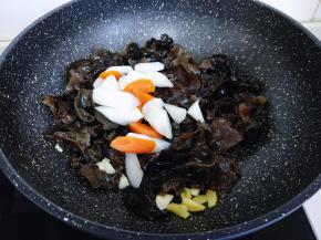 加入焯水的山药胡萝卜，翻炒均匀。