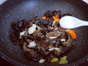 加入食用盐。（按个人口味放）