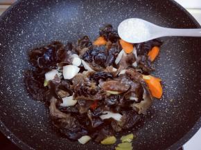 加入白砂糖，加入一汤勺水烧开，快去翻炒1分钟。