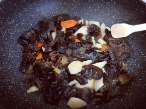 加入鸡粉，关火，借助余温翻炒均匀。