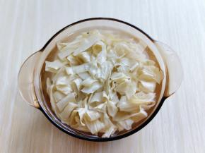 用冷水冲洗两遍，再清水泡发！