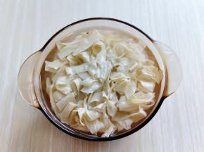 用冷水冲洗两遍，再清水泡发！