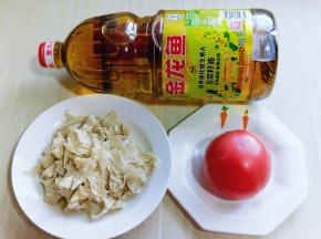 泡发的豆皮捞出淋干水分，准备好其它食材。