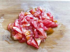 番茄洗干净，切碎。