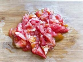 番茄洗干净，切碎。