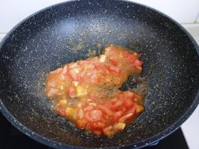 再加入切碎的番茄翻炒。