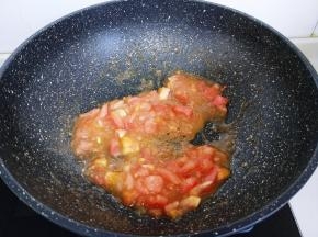 再加入切碎的番茄翻炒。