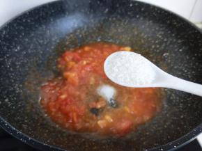 加入细砂糖，翻炒均匀。