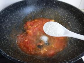 加入细砂糖，翻炒均匀。