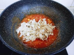 再加入泡发的豆皮，加入半小碗水烧开转小火3分钟。