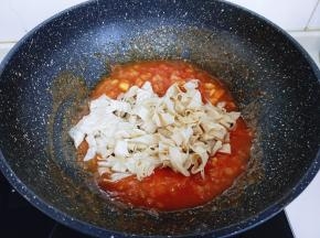 再加入泡发的豆皮，加入半小碗水烧开转小火3分钟。