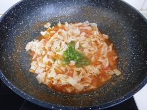 3分钟后加入青椒丁。翻炒均匀即可出锅！