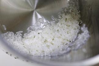 把米用清水冲洗2～3遍，沥干水分。