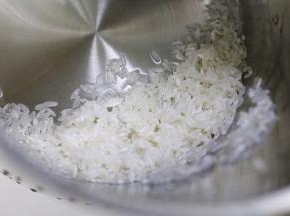 把米用清水冲洗2～3遍，沥干水分。