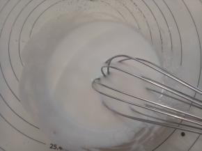 玉米油和牛奶搅拌至乳化。