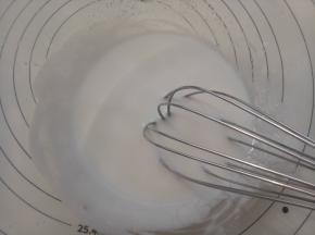 玉米油和牛奶搅拌至乳化。