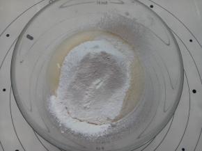 筛入低筋面粉用手动打蛋器画“Z”字形搅拌均匀。