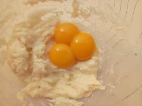 加入蛋黄同样画“Z”字形搅拌均匀。