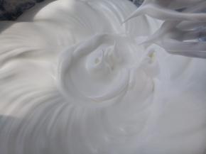 蛋白加几滴白醋，分三次加入细砂糖打发至尖角状态。