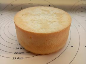 把蛋糕糊倒入模具中，震几下，把大气泡震出来。烤箱150度预热10分钟后放入，烤45分钟。出炉震一下模具，马上倒扣。彻底凉透脱模。