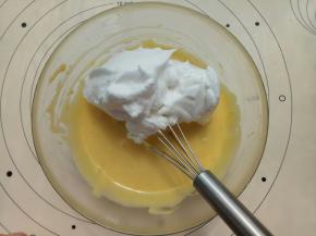 取三分之一蛋白糊加入到蛋黄糊中翻拌均匀。