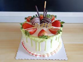 摆上草莓（中间的两个是草莓伯爵，草莓在融化的巧克力液里沾一下，然后在用巧克力挤一点花纹就可以了）边缘淋的是淡奶油，淡奶油打至4分发淋上，或者用巧克力淋也可以。