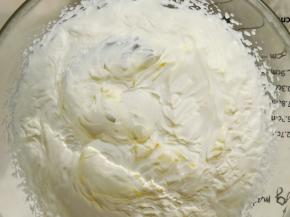 淡奶油加入糖粉打发。