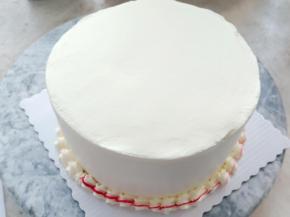 再把另一片放上对齐。表面抹一层奶油抹平。底下边缘用6齿裱花嘴挤一圈边，可以加一点色素（也可以不加