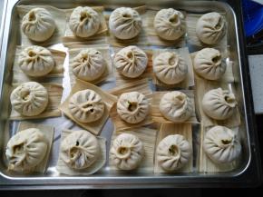 摆入铺了玉米皮或油纸的蒸盘