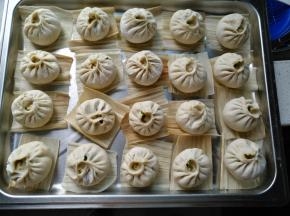 摆入铺了玉米皮或油纸的蒸盘