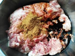 加入生抽、老抽和十三香，搅拌均匀