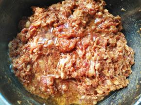 加入食用油，搅拌均匀