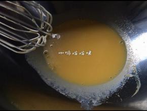 用蛋抽把玉米油、鸡蛋和豆浆搅打至完全乳化