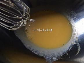 用蛋抽把玉米油、鸡蛋和豆浆搅打至完全乳化