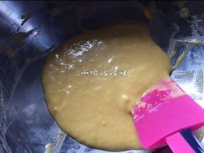 用刮刀采取J型手法搅拌至无粉即可