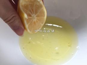 现在开始制作蛋清糊：四个蛋清磕入无油无水大盆中，滴入六七滴柠檬汁
