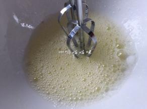 用电动打蛋器搅打至大眼泡沫
