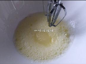 倒入三分之一白砂糖继续搅打